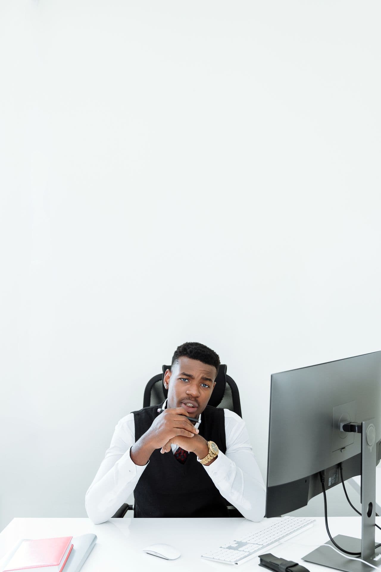 Sponsorer reviewing portfolio